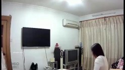家庭摄像头破解偸拍性福侏儒老哥娶了一位大个漂亮媳妇客厅给B喂药晚上沙发上激情打炮骚妻呻吟声真给力 截图2