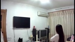 家庭摄像头破解偸拍性福侏儒老哥娶了一位大个漂亮媳妇客厅给B喂药晚上沙发上激情打炮骚妻呻吟声真给力 截图3
