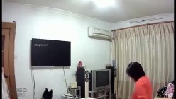 家庭摄像头破解偸拍性福侏儒老哥娶了一位大个漂亮媳妇客厅给B喂药晚上沙发上激情打炮骚妻呻吟声真给力 截图5