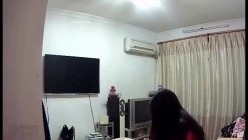 家庭摄像头破解偸拍性福侏儒老哥娶了一位大个漂亮媳妇客厅给B喂药晚上沙发上激情打炮骚妻呻吟声真给力 截图9