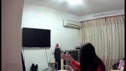 家庭摄像头破解偸拍性福侏儒老哥娶了一位大个漂亮媳妇客厅给B喂药晚上沙发上激情打炮骚妻呻吟声真给力 截图10