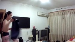 家庭摄像头破解偸拍性福侏儒老哥娶了一位大个漂亮媳妇客厅给B喂药晚上沙发上激情打炮骚妻呻吟声真给力 截图13