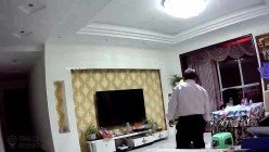 家庭摄像头破解偸拍性福侏儒老哥娶了一位大个漂亮媳妇客厅给B喂药晚上沙发上激情打炮骚妻呻吟声真给力 截图16