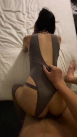 泄密流出某大神玩弄两个云南哈尼族黎族小姐姐SM捆绑飘窗对着大街啪啪舔脚吞精敷面膜 截图12