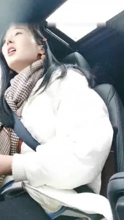 骚气少妇驾车户外路边车后座自慰 跳蛋塞逼逼震动掰开特写下车野外尿尿 截图1