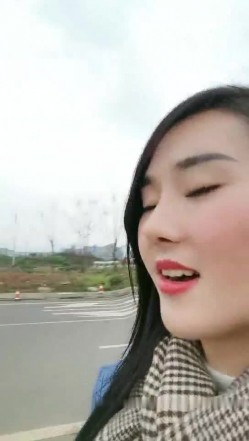 骚气少妇驾车户外路边车后座自慰 跳蛋塞逼逼震动掰开特写下车野外尿尿 截图3