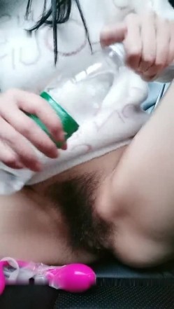 骚气少妇驾车户外路边车后座自慰 跳蛋塞逼逼震动掰开特写下车野外尿尿 截图13