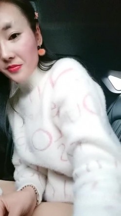 骚气少妇驾车户外路边车后座自慰 跳蛋塞逼逼震动掰开特写下车野外尿尿 截图14