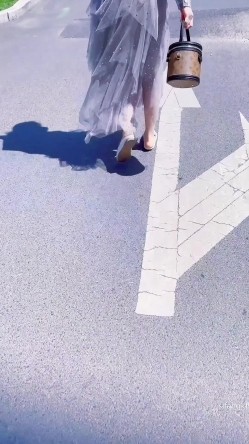 【重磅巨献性爱露出】原创夫妻露出界大神『小可爱』九月最新旅拍露出啪啪 被内射的女人多人车震 后入黑丝肥臀 截图9