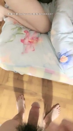 哺乳期小少妇小萍萍和老公在家玩，抹上酸奶人奶口交仰头插嘴再爆菊，抹油翘起屁股后入插菊花 截图5
