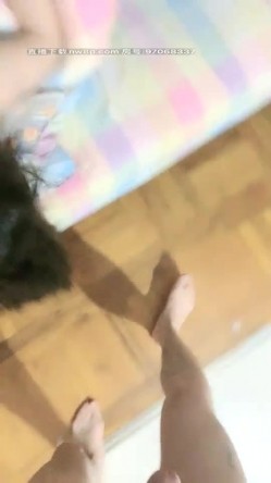 哺乳期小少妇小萍萍和老公在家玩，抹上酸奶人奶口交仰头插嘴再爆菊，抹油翘起屁股后入插菊花 截图6