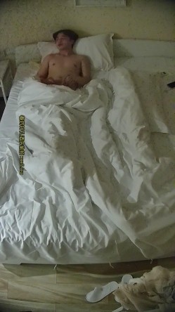 酒店针孔偷拍帅气男大操可爱长裙女孩最后用舌头舔她无毛穴 截图8