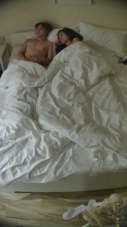 酒店针孔偷拍帅气男大操可爱长裙女孩最后用舌头舔她无毛穴 截图9