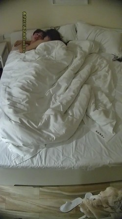 酒店针孔偷拍帅气男大操可爱长裙女孩最后用舌头舔她无毛穴 截图12