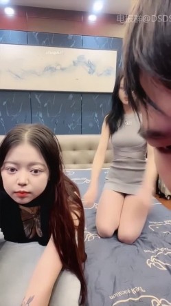 ️长腿女学生【02年表姐】带大奶闺蜜下海~道具猛捅~假阳具互插~群P口爆~喷水无套狂操 截图1