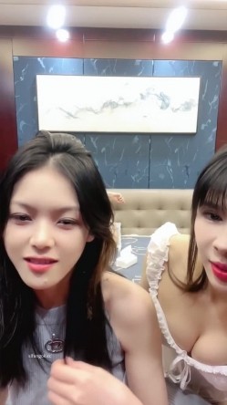 ️长腿女学生【02年表姐】带大奶闺蜜下海~道具猛捅~假阳具互插~群P口爆~喷水无套狂操 截图9