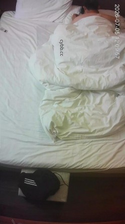 春宵阁 中年夫妻 激情正旺 男人时刻都想着插进去操一下 女人没事儿又挑逗两下 战火根本停不下来 截图4