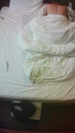 春宵阁 中年夫妻 激情正旺 男人时刻都想着插进去操一下 女人没事儿又挑逗两下 战火根本停不下来 截图5