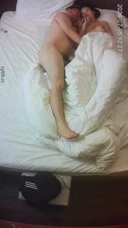 春宵阁 中年夫妻 激情正旺 男人时刻都想着插进去操一下 女人没事儿又挑逗两下 战火根本停不下来 截图9