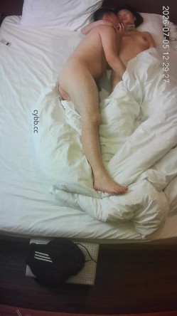 春宵阁 中年夫妻 激情正旺 男人时刻都想着插进去操一下 女人没事儿又挑逗两下 战火根本停不下来 截图10