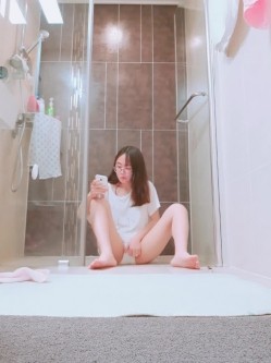 表姐卫生间暗藏摄像头偷拍她洗澡,结果表姐洗澡前先自慰了好久,等洗澡的时候设备都没电关机了 截图2
