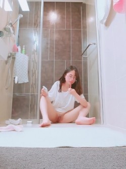 表姐卫生间暗藏摄像头偷拍她洗澡,结果表姐洗澡前先自慰了好久,等洗澡的时候设备都没电关机了 截图4