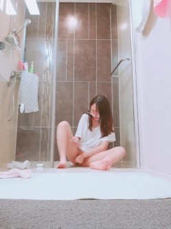 表姐卫生间暗藏摄像头偷拍她洗澡,结果表姐洗澡前先自慰了好久,等洗澡的时候设备都没电关机了 截图5