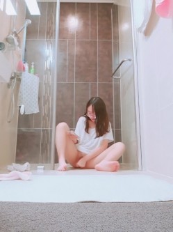 表姐卫生间暗藏摄像头偷拍她洗澡,结果表姐洗澡前先自慰了好久,等洗澡的时候设备都没电关机了 截图6