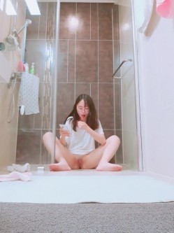 表姐卫生间暗藏摄像头偷拍她洗澡,结果表姐洗澡前先自慰了好久,等洗澡的时候设备都没电关机了 截图7