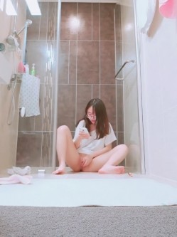 表姐卫生间暗藏摄像头偷拍她洗澡,结果表姐洗澡前先自慰了好久,等洗澡的时候设备都没电关机了 截图9