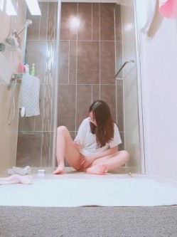 表姐卫生间暗藏摄像头偷拍她洗澡,结果表姐洗澡前先自慰了好久,等洗澡的时候设备都没电关机了 截图11
