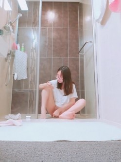 表姐卫生间暗藏摄像头偷拍她洗澡,结果表姐洗澡前先自慰了好久,等洗澡的时候设备都没电关机了 截图13
