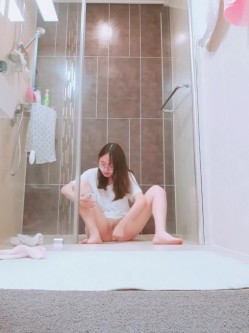 表姐卫生间暗藏摄像头偷拍她洗澡,结果表姐洗澡前先自慰了好久,等洗澡的时候设备都没电关机了 截图14