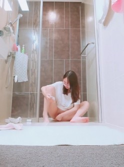 表姐卫生间暗藏摄像头偷拍她洗澡,结果表姐洗澡前先自慰了好久,等洗澡的时候设备都没电关机了 截图15