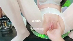 SM顶级调教大神【永夜DOM】圈养各种妹子多种刺激玩法，各种啪啪调教露脸高颜反差婊，纯纯人形小母狗 截图15