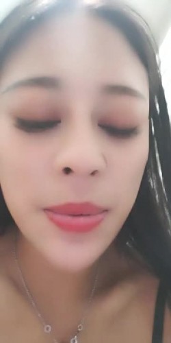 很骚的小少妇露脸在床上激情自慰，自己抠逼不过瘾跑去给小哥哥舔鸡巴，主动上位抽插揉捏自己奶子，浪荡呻吟 截图9