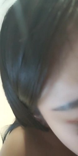 很骚的小少妇露脸在床上激情自慰，自己抠逼不过瘾跑去给小哥哥舔鸡巴，主动上位抽插揉捏自己奶子，浪荡呻吟 截图10
