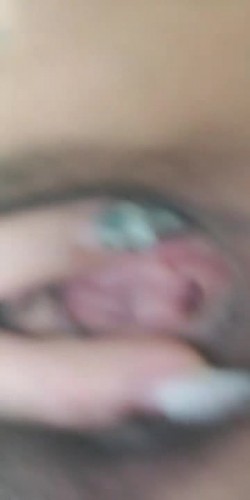 很骚的小少妇露脸在床上激情自慰，自己抠逼不过瘾跑去给小哥哥舔鸡巴，主动上位抽插揉捏自己奶子，浪荡呻吟 截图16