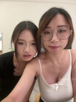️清纯主播【202509yoyo】表姐带着表妹下海直播、在线教口活、练习做爱姿势 截图2