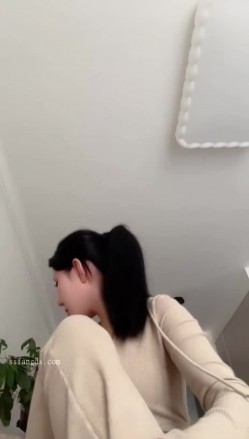 超级韵味东北漂亮御姐约炮金主，驾车往五星级酒店赴约！金主带了SM套件 狗链小皮鞭，让女神带上套件后，他露出猥琐了笑容 截图2