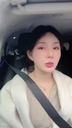 超级韵味东北漂亮御姐约炮金主，驾车往五星级酒店赴约！金主带了SM套件 狗链小皮鞭，让女神带上套件后，他露出猥琐了笑容 截图4