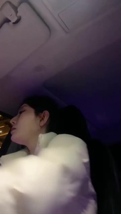 超级韵味东北漂亮御姐约炮金主，驾车往五星级酒店赴约！金主带了SM套件 狗链小皮鞭，让女神带上套件后，他露出猥琐了笑容 截图8