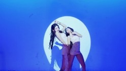 stripchat国产高颜女团【Luckygirl】女女揉奶亲吻裸舞,好身材大长腿，人靓奶圆 截图1