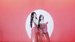 stripchat国产高颜女团【Luckygirl】女女揉奶亲吻裸舞,好身材大长腿，人靓奶圆 截图2