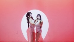 stripchat国产高颜女团【Luckygirl】女女揉奶亲吻裸舞,好身材大长腿，人靓奶圆 截图3
