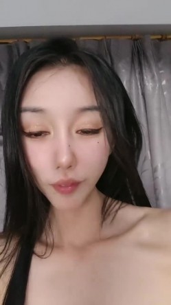 顶级颜值尤物女神！细腰黑丝美腿！开档肉丝自摸骚穴，多毛紧致小穴扣弄，翘起美臀摇摆，极度诱惑 截图13