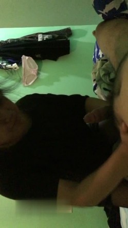 云盘流出良家少妇穿着睡衣卧室毒龙女上位爆裂抽插啪啪啪 截图14