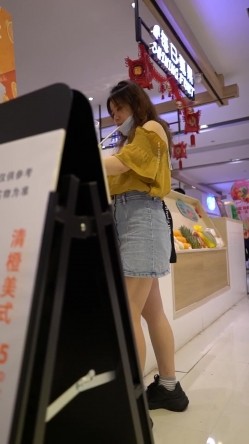 名门夜宴CD系列偷拍大师商场偷拍几个性感短裙美女 ️ 等奶茶的高颜值美女透明蕾丝窄内黑森林特写 截图12