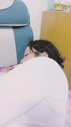 重磅核弹！美女【拉闺蜜下海】高颜值少妇，御姐风骚正当时，家中跟几个男人来回操，无套内射好精彩！ 截图3