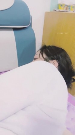 重磅核弹！美女【拉闺蜜下海】高颜值少妇，御姐风骚正当时，家中跟几个男人来回操，无套内射好精彩！ 截图4